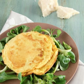 Omelete rica em proteínas queijo batatas