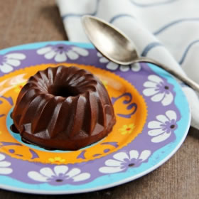 Pudim rico em proteínas de chocolate sem cozedura