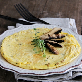 Omelete rica em proteínas com cogumelos cèpes