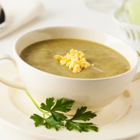 Sopa rica em proteínas de legumes caseira SG