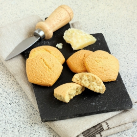 Biscoitos aperitivos proteinados salgados com sabor  e queijo
