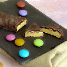 Barrita proteíca chocolate, baunilha e doces crocantes SG