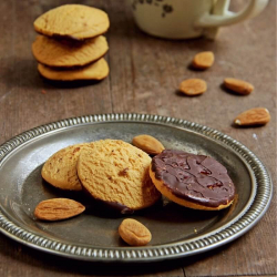Mini biscoitos proteinados shortbreads amêndoa chocolate