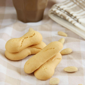 Biscoitos proteinados secos com amêndoas