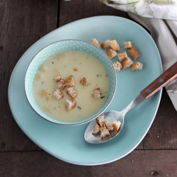 Sopa de aves rica em proteínas com croutons - Velouté de volaille 