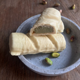 barra de chocolate branco rica em proteínas com recheio de pistáchio 