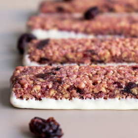 Barra rica em proteína com frutos vermelhos e chocolate branco